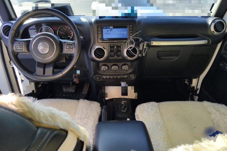 Used Jeep Wrangler 2015 3.0L Sahara Four-Door Comfort Edition Center Console