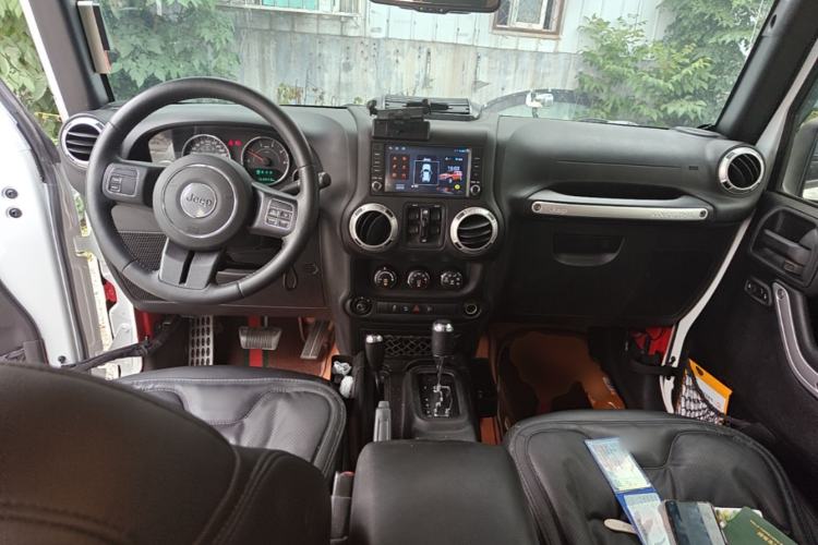 Used Jeep Wrangler 2015 2.8TD Sahara Four-Door Comfort Edition Center Console