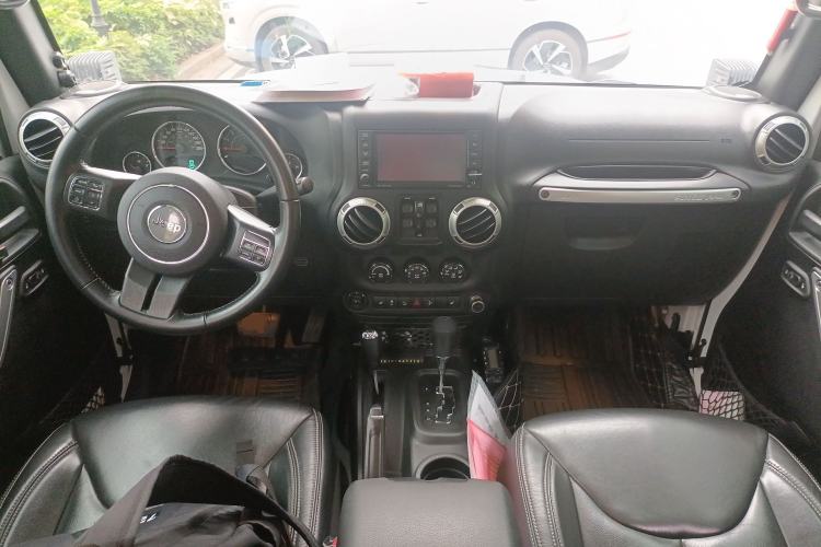 Used Jeep Wrangler 2015 3.6L Rubicon Four-Door Comfort Edition Center Console