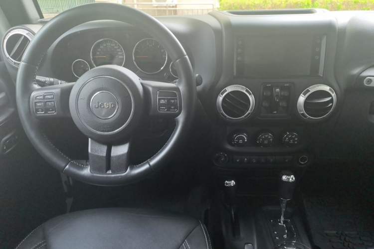 Used Jeep Wrangler 2015 3.0L Sahara Four-Door Comfort Edition Center Console