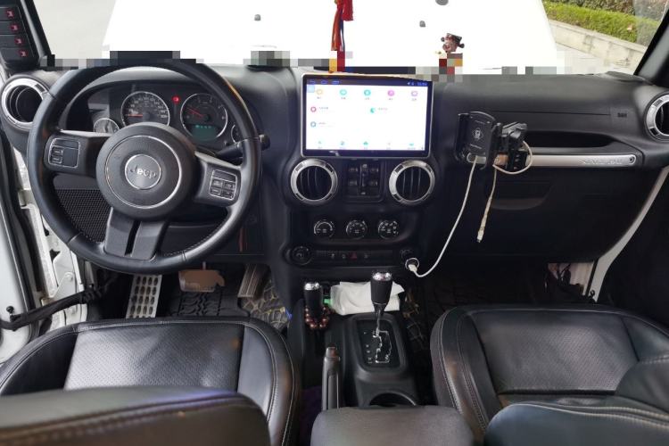 Used Jeep Wrangler 2015 2.8TD Sahara Four-Door Comfort Edition Center Console