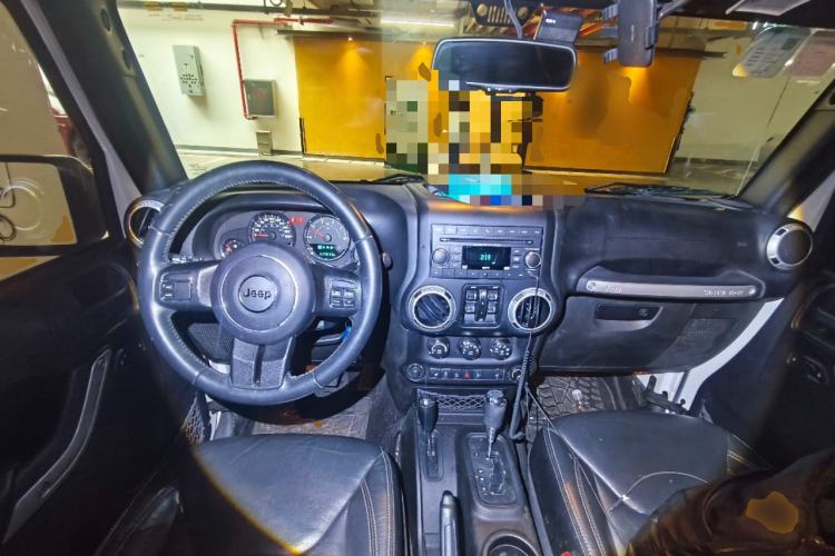 Used Jeep Wrangler 2015 2.8TD Sahara Four-Door Comfort Edition Center Console