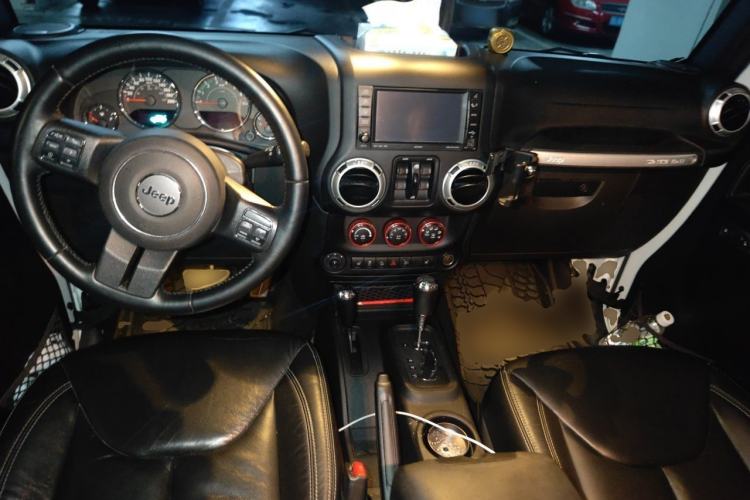 Used Jeep Wrangler 2015 3.0L Four-Door Sahara Comfort Edition Center Console