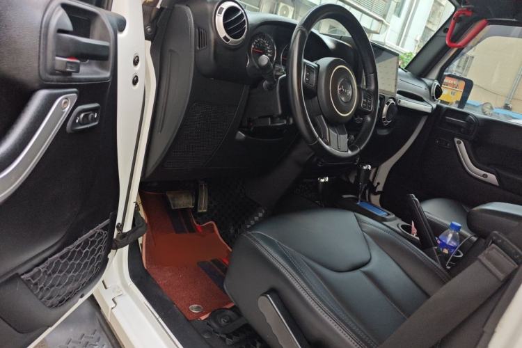 Used Jeep Wrangler 2015 2.8TD Sahara Four-Door Edition Driver Seat