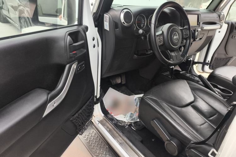 Used Jeep Wrangler 2015 3.0L Sahara Four-Door Edition Driver Seat