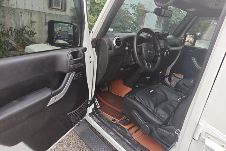 Used Jeep Wrangler 2015 2.8TD Sahara Four-Door Comfort Edition Driver Seat