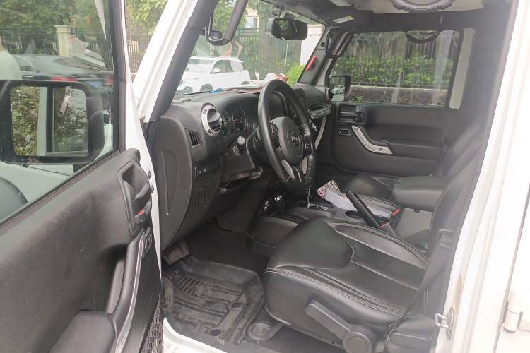 Used Jeep Wrangler 2015 3.6L Rubicon Four-Door Comfort Edition Driver Seat