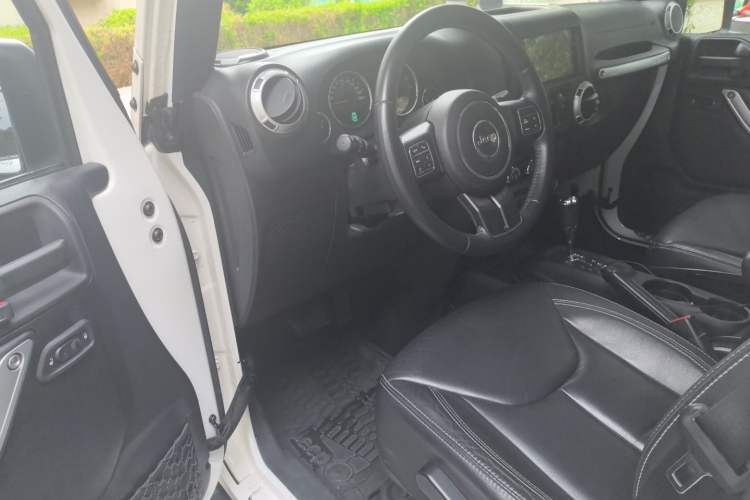 Used Jeep Wrangler 2015 3.0L Sahara Four-Door Comfort Edition Driver Seat