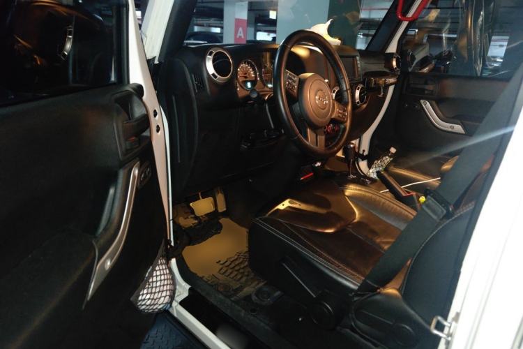 Used Jeep Wrangler 2015 3.0L Four-Door Sahara Comfort Edition Driver Seat