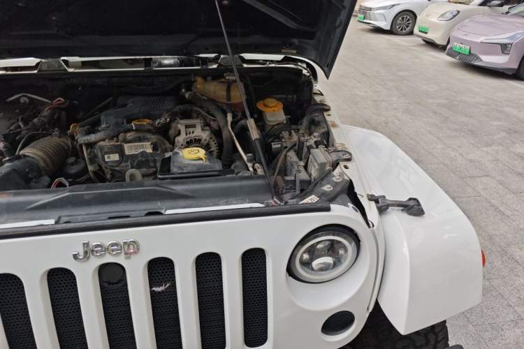 Used Jeep Wrangler 2015 2.8TD Sahara Four-Door Edition Engine Bay Left