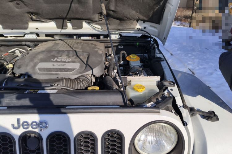 Used Jeep Wrangler 2015 3.0L Sahara Four-Door Comfort Edition Engine Bay Left