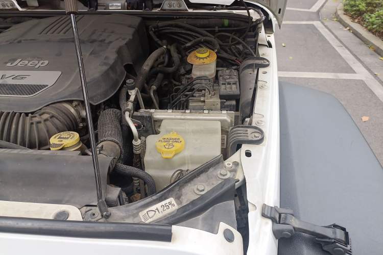 Used Jeep Wrangler 2015 3.6L Rubicon Four-Door Comfort Edition Engine Bay Left