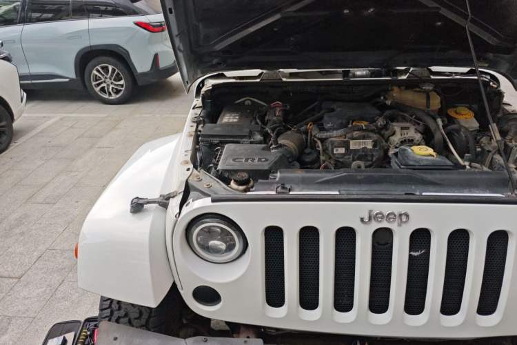 Used Jeep Wrangler 2015 2.8TD Sahara Four-Door Edition Engine Bay Right