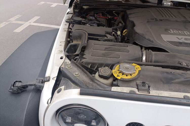 Used Jeep Wrangler 2015 3.6L Rubicon Four-Door Comfort Edition Engine Bay Right