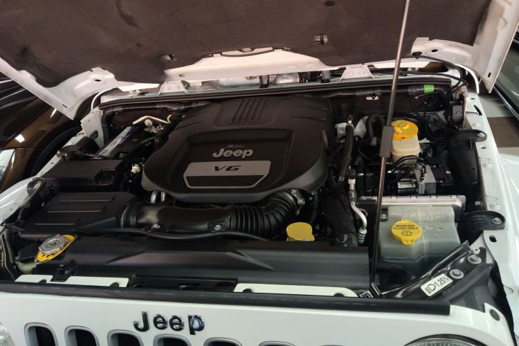 Used Jeep Wrangler 2015 3.0L Sahara Four-Door Comfort Edition Engine Bay