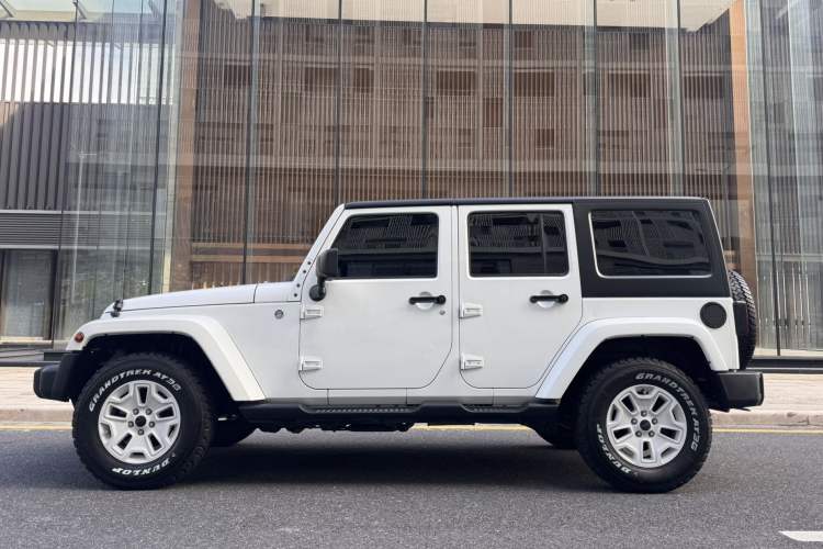 Used Jeep Wrangler 2015 3.0L Sahara Four-Door Comfort Edition Exterior 3