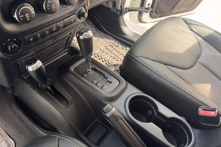 Used Jeep Wrangler 2015 3.0L Sahara Four-Door Comfort Edition Gear Lever