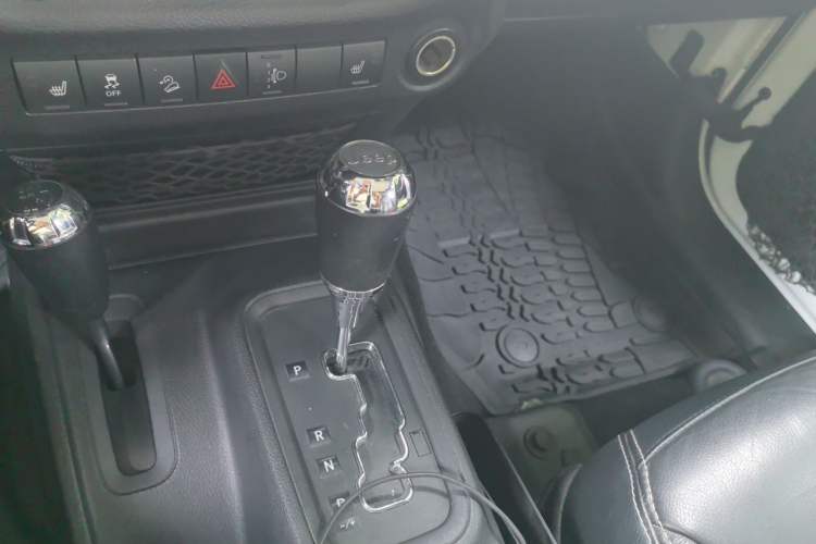 Used Jeep Wrangler 2015 3.0L Sahara Four-Door Comfort Edition Gear Lever