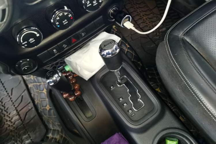 Used Jeep Wrangler 2015 2.8TD Sahara Four-Door Comfort Edition Gear Lever
