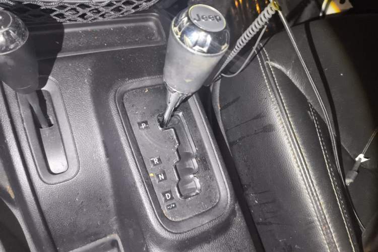 Used Jeep Wrangler 2015 2.8TD Sahara Four-Door Comfort Edition Gear Lever