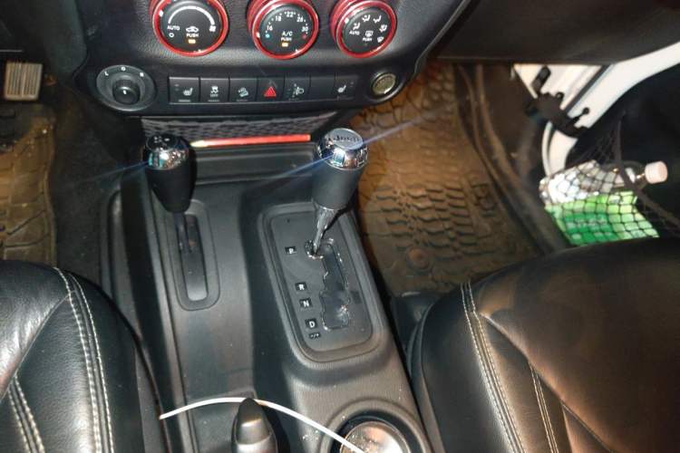 Used Jeep Wrangler 2015 3.0L Four-Door Sahara Comfort Edition Gear Lever