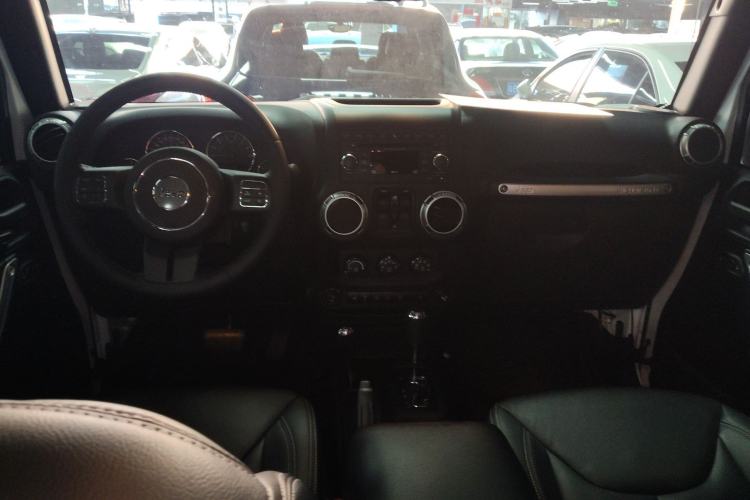 Used Jeep Wrangler 2015 3.0L Sahara Four-Door Comfort Edition Interior 2