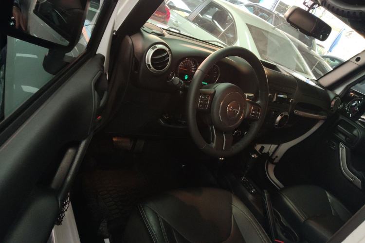 Used Jeep Wrangler 2015 3.0L Sahara Four-Door Comfort Edition Interior 3