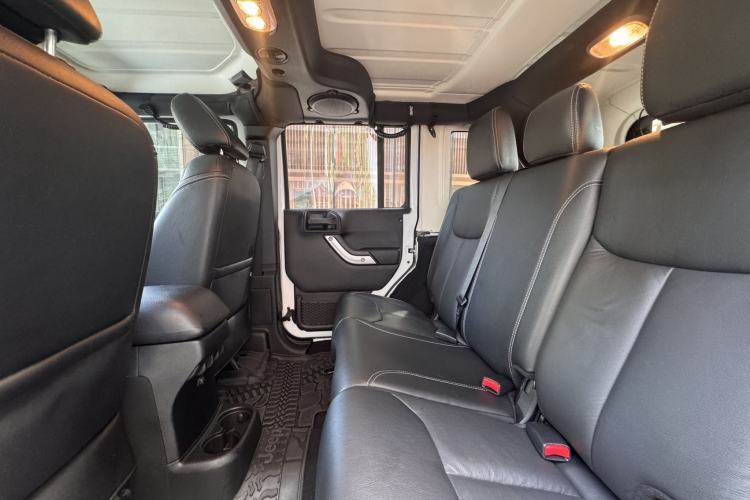 Used Jeep Wrangler 2015 3.0L Sahara Four-Door Comfort Edition Interior 4