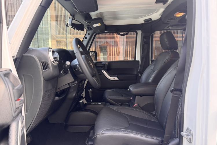 Used Jeep Wrangler 2015 3.0L Sahara Four-Door Comfort Edition Left Front Seat