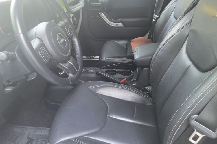 Used Jeep Wrangler 2015 3.0L Sahara Four-Door Comfort Edition Left Front Seat