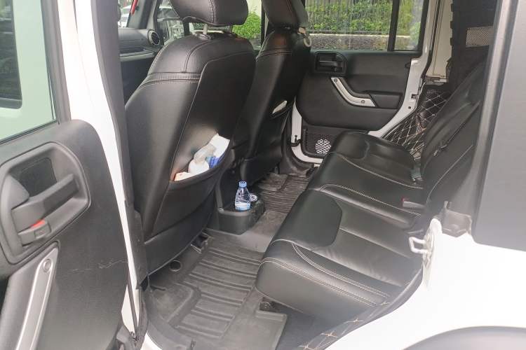 Used Jeep Wrangler 2015 3.6L Rubicon Four-Door Comfort Edition Left Rear Seat