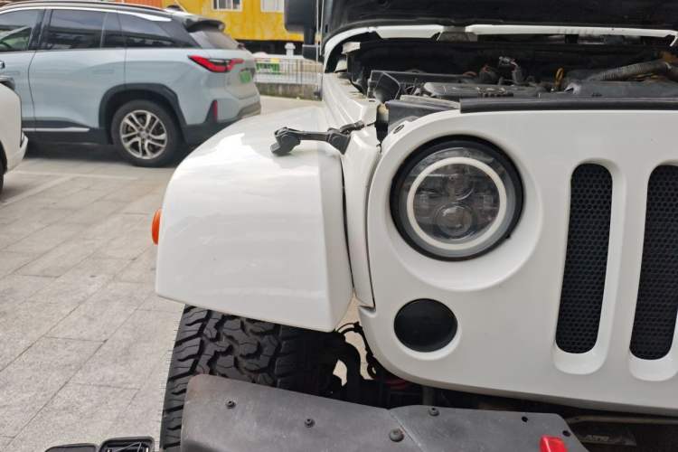 Used Jeep Wrangler 2015 2.8TD Sahara Four-Door Edition Right Front Headlight