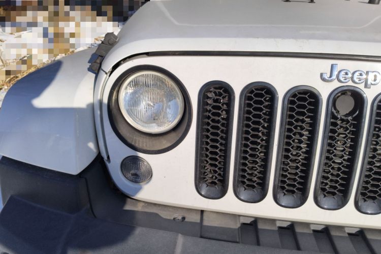 Used Jeep Wrangler 2015 3.0L Sahara Four-Door Comfort Edition Right Front Headlight