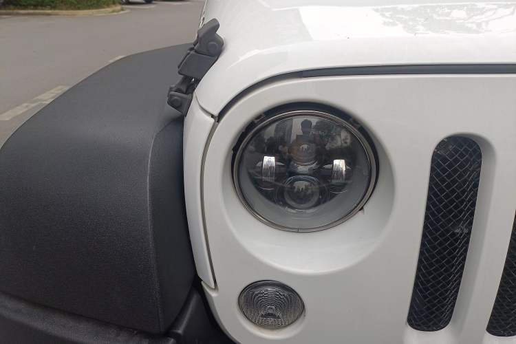 Used Jeep Wrangler 2015 3.6L Rubicon Four-Door Comfort Edition Right Front Headlight