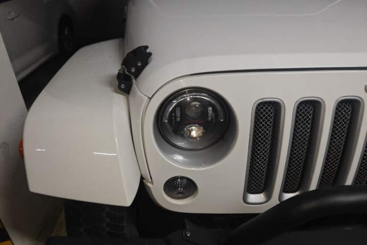 Used Jeep Wrangler 2015 3.0L Four-Door Sahara Comfort Edition Right Front Headlight