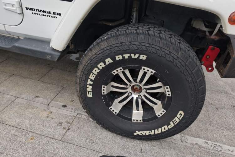 Used Jeep Wrangler 2015 2.8TD Sahara Four-Door Edition Right Front Wheel Hub