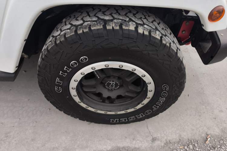 Used Jeep Wrangler 2015 3.0L Sahara Four-Door Edition Right Front Wheel Hub