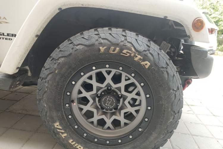 Used Jeep Wrangler 2015 3.0L Sahara Four-Door Edition Right Front Wheel Hub
