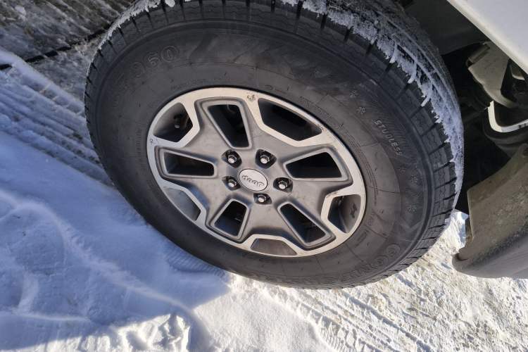 Used Jeep Wrangler 2015 3.0L Sahara Four-Door Comfort Edition Right Front Wheel Hub