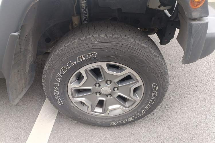 Used Jeep Wrangler 2015 3.6L Rubicon Four-Door Comfort Edition Right Front Wheel Hub