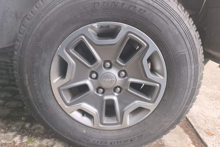 Used Jeep Wrangler 2015 3.0L Sahara Four-Door Comfort Edition Right Front Wheel Hub