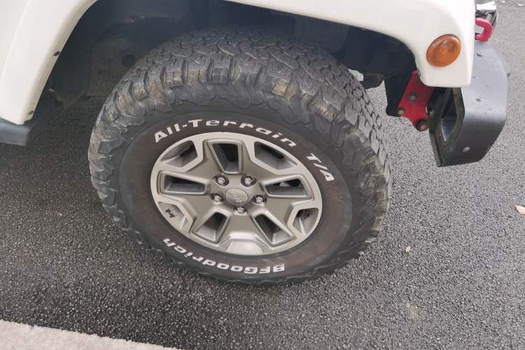 Used Jeep Wrangler 2015 2.8TD Sahara Four-Door Comfort Edition Right Front Wheel Hub