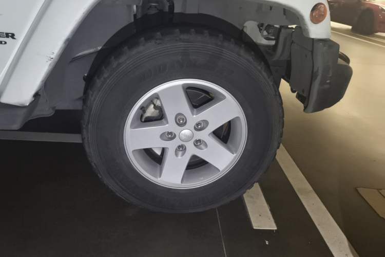 Used Jeep Wrangler 2015 2.8TD Sahara Four-Door Comfort Edition Right Front Wheel Hub