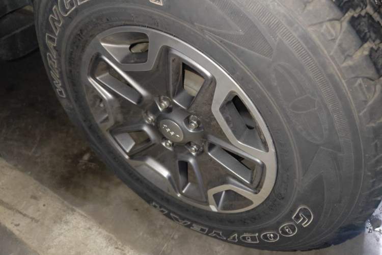 Used Jeep Wrangler 2015 3.0L Four-Door Sahara Comfort Edition Right Front Wheel Hub