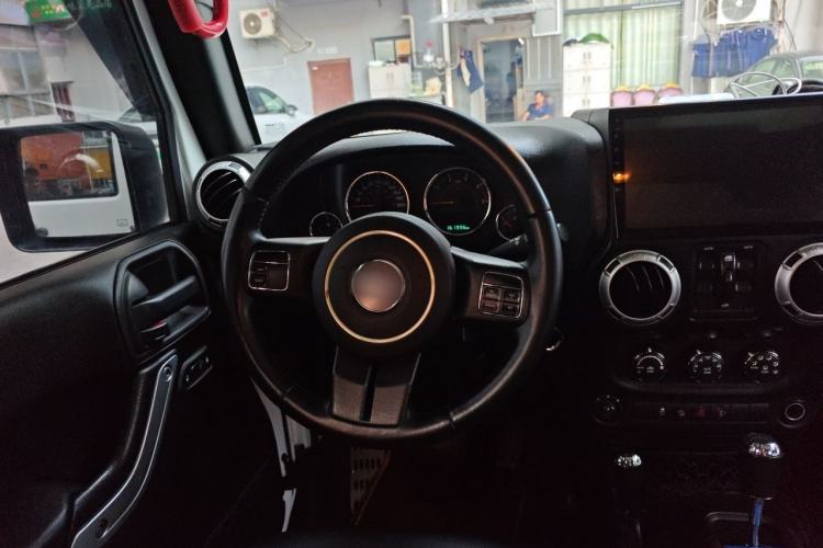 Used Jeep Wrangler 2015 2.8TD Sahara Four-Door Edition Steering Wheel