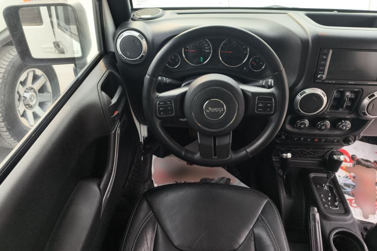 Used Jeep Wrangler 2015 3.0L Sahara Four-Door Edition Steering Wheel