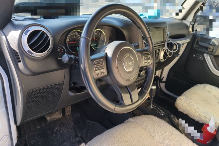 Used Jeep Wrangler 2015 3.0L Sahara Four-Door Comfort Edition Steering Wheel