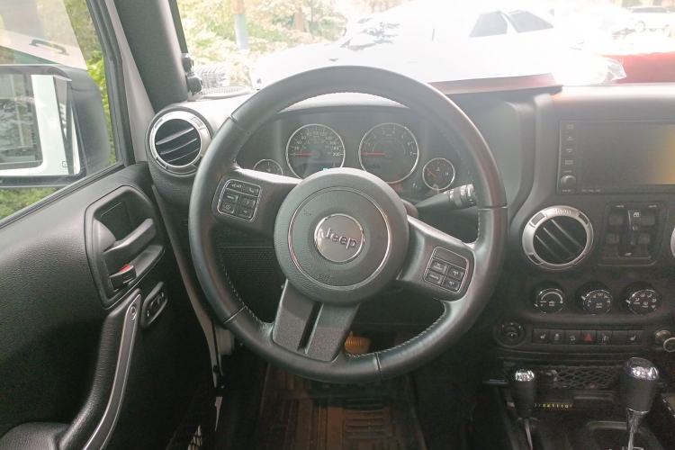 Used Jeep Wrangler 2015 3.6L Rubicon Four-Door Comfort Edition Steering Wheel