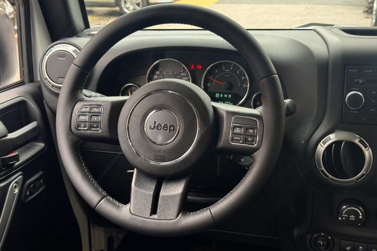 Used Jeep Wrangler 2015 3.0L Sahara Four-Door Comfort Edition Steering Wheel