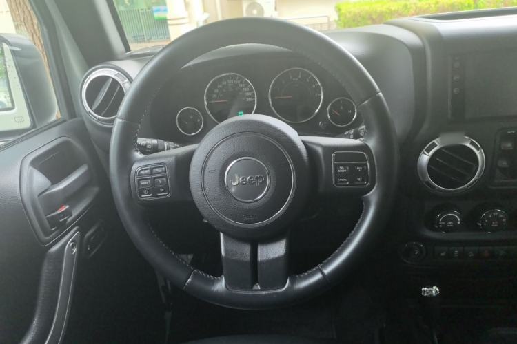 Used Jeep Wrangler 2015 3.0L Sahara Four-Door Comfort Edition Steering Wheel